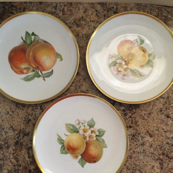 Lot of three vintage plates Hutschenreuther Bavaria Germany gold rim fruit motif - Picture 1 of 8